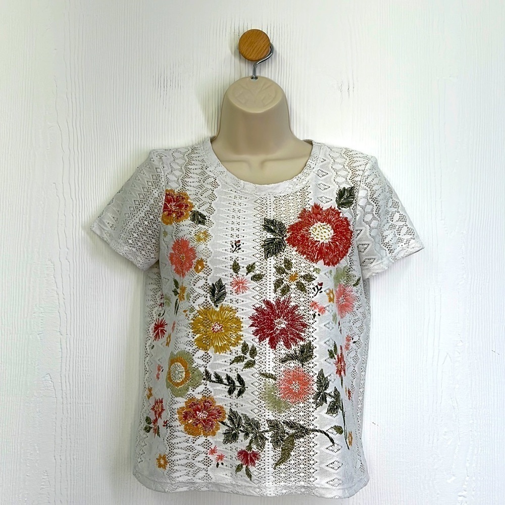Zara - Bright Floral White Lace Short Sleeve Top Size Small